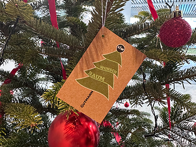 Wunschkärtchen auf Christbaum hängend