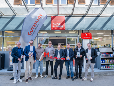 Vertreter regionaler Partner und Anna Gutmann vor dem neuen MPREIS Shop