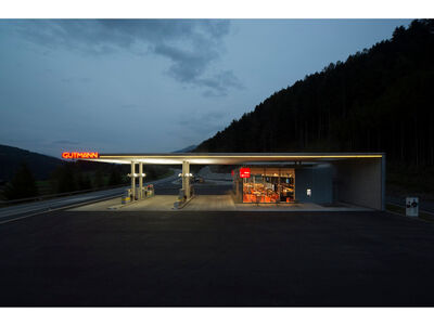 Außenansicht Tankstelle Mieders bei Nacht