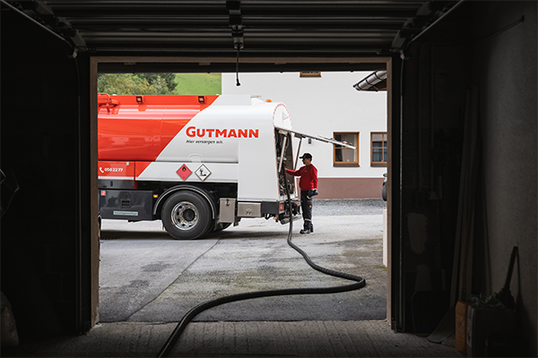 LKW bei der Heizölanlieferung