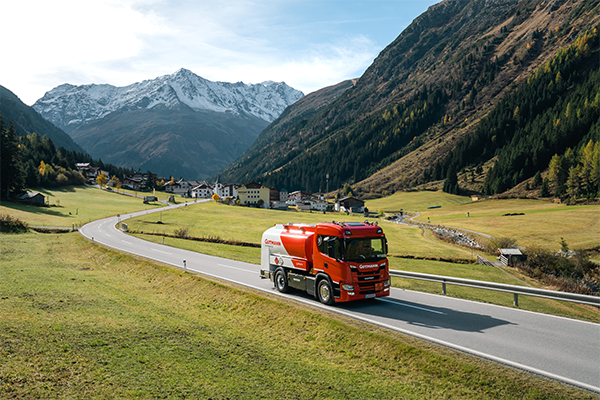 Fahrender LKW in Tiroler Landschaft