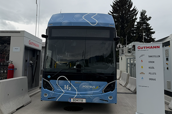 Bus beim tanken an unserer Wasserstoff-Tankstelle in Villach