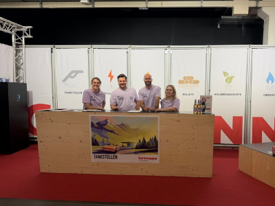 Messestand mit 4 Mitarbeiter:innen