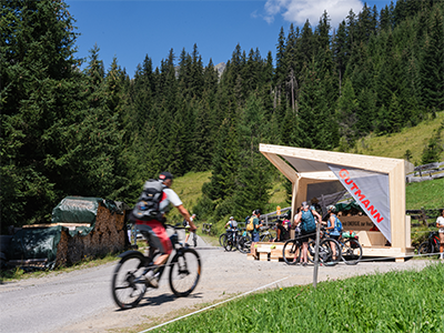 Unsere "Tankstelle" aus Holz am Weg zum Gelände des Hochkultur Festivals