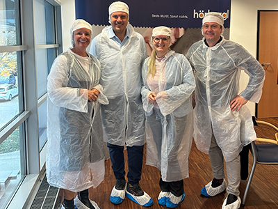 GUTMANN-MitarbeiterInnen in Schutzkleidung vor der Besichtigung der Hörtnagl Produktion