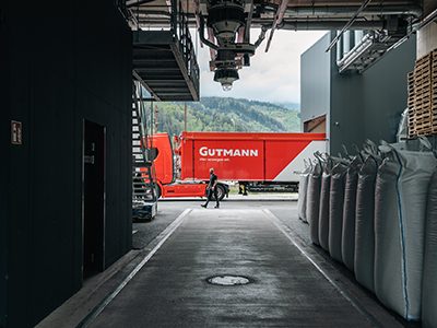 GUTMANN LKW beim Pelletsspeicher in Hall