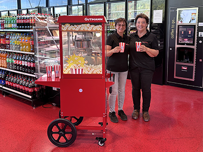 Mitarbeiterinnen mit unserer Popcornmaschine im Tankstellenshop