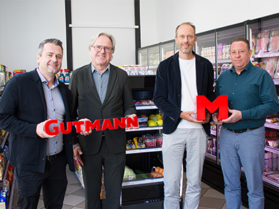vier Personen im neuen MPREIS Shop Pembaurstraße