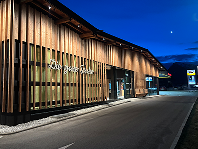 Außenansicht gute Stube und Tankstelle Steinach