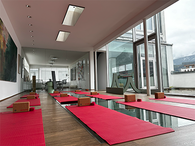 Yogamatten und Utensilien für eine Einheit vorbereitet