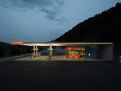 Tankstelle Mieders bei Nacht