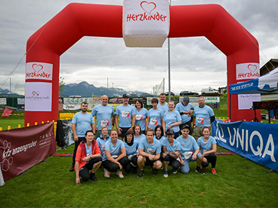 Teamfoto vor Zieleinlauf des Herzlaufs 2025