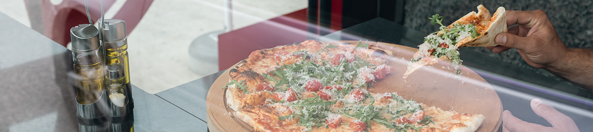 pizza wird gerade gegessen